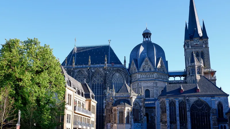 De Dom van Aken met gotisch koor, koepeloctogon en westtoren onder een strakblauwe lucht