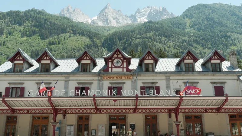 Station Chamonix-Mont-Blanc met de grillige Alpen op de achtergrond.