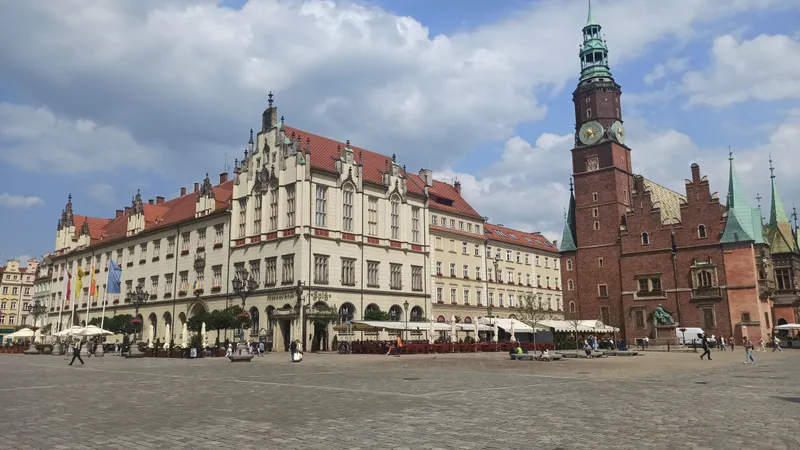 Het oude stadhuis met klokkentoren aan de Rynek, het geplaveide marktplein van Wrocław