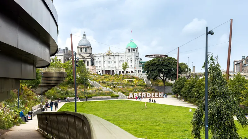 Union Terrace Gardens in Aberdeen met His Majesty's Theatre en granieten gebouwen achter het gazon