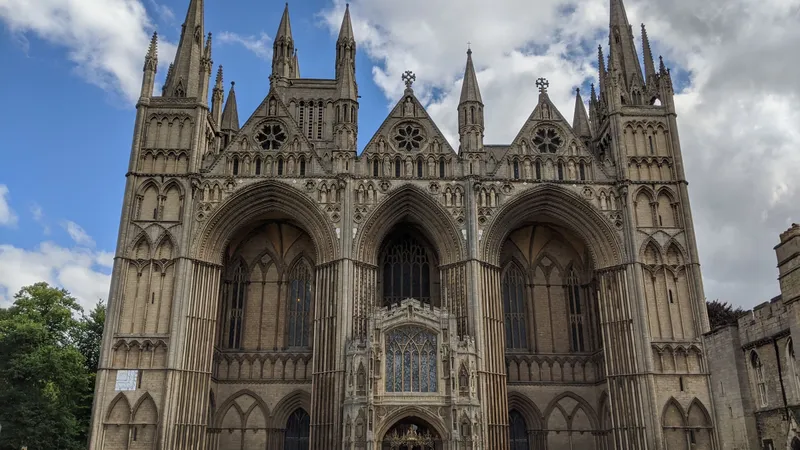De westgevel van de kathedraal van Peterborough