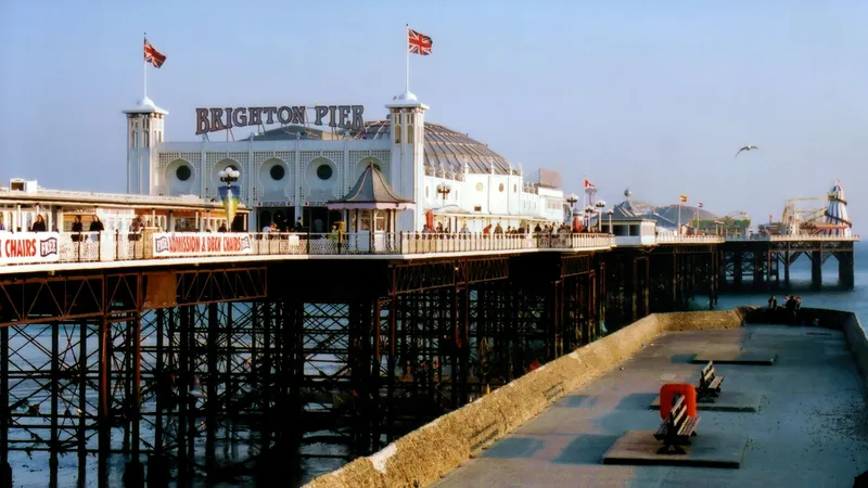 De pier van Brighton gezien vanaf de boulevard op een zonnige dag