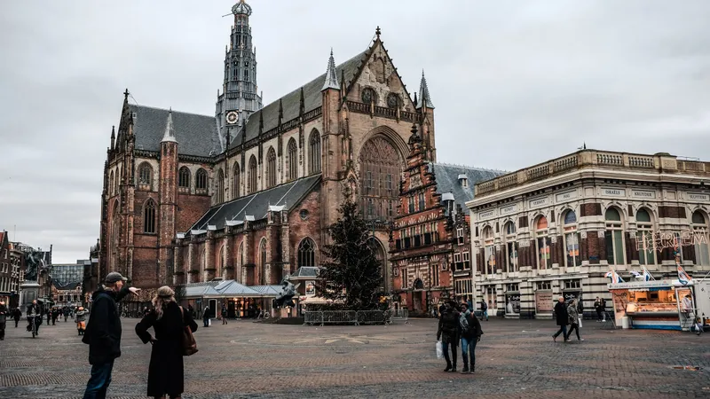 De Grote Markt in Haarlem met de Grote Kerk en haar hoge toren