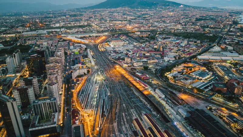 Luchtfoto van Napels met de Vesuvius en spoorlijnen op de voorgrond.