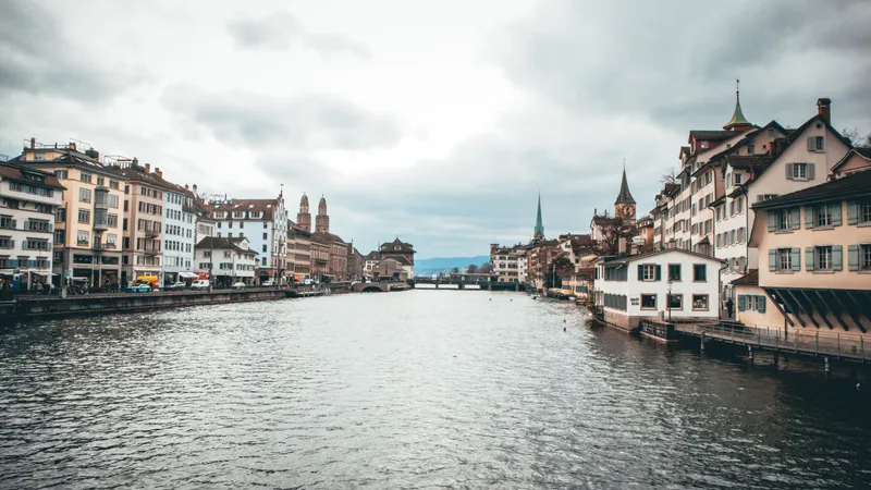Historische gebouwen langs de Limmat in de oude binnenstad van Zürich
