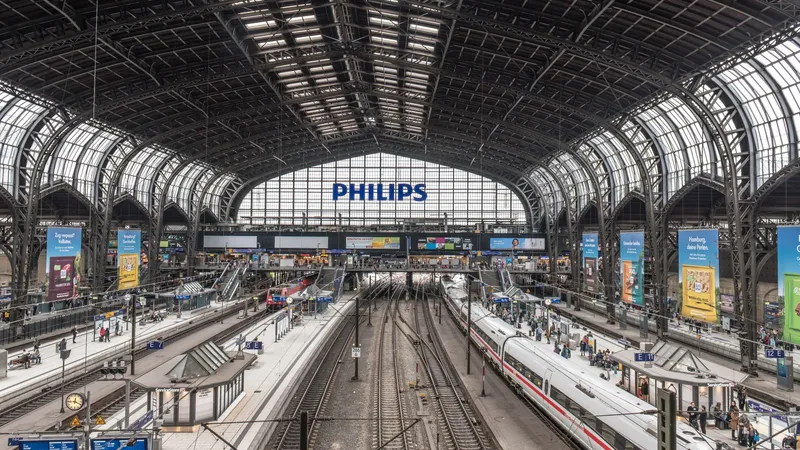 De gebogen treinhal van Hamburg Hauptbahnhof met ICE-perrons