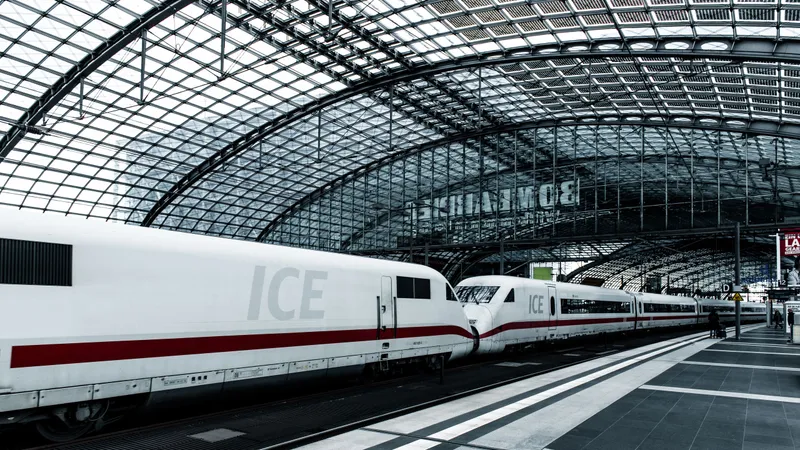 Deutsche Bahn ICE-treinen onder de glazen overkapping van station Berlin Hauptbahnhof