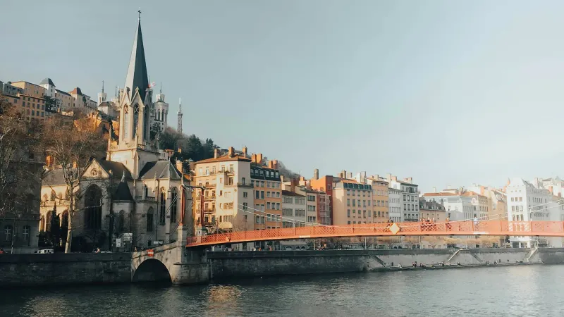 Berges de Lyon avec église et colline