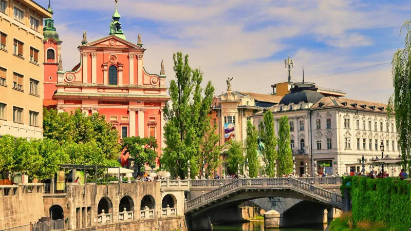 Bords de rivière et église rose de Ljubljana