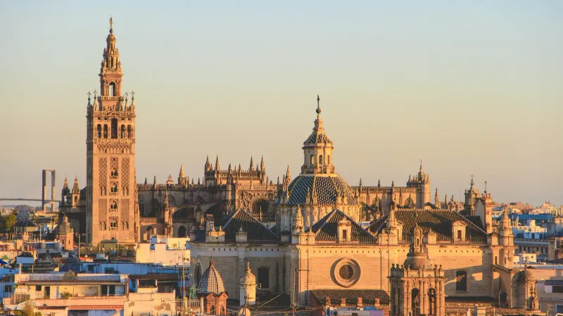 Cathédrale de Séville et la tour Giralda au coucher du soleil