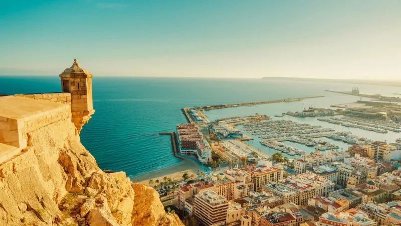 Hafen und Küste von Alicante aus der Vogelperspektive