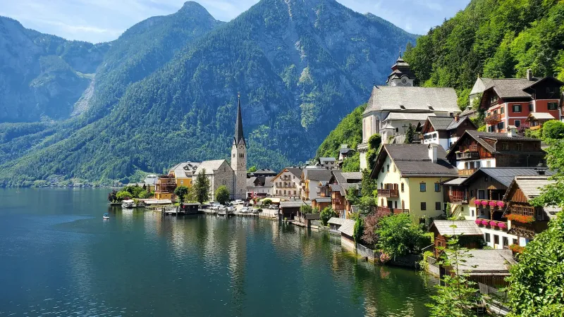 Village alpin au bord d'un lac en Autriche