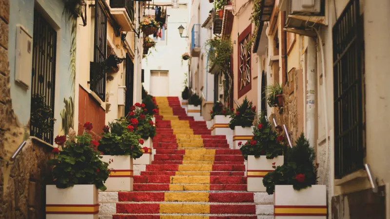 Ruelle étroite avec des marches aux couleurs du drapeau espagnol