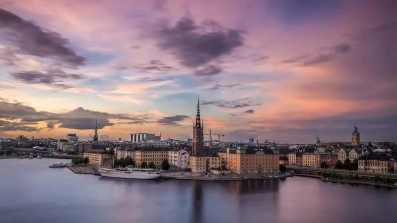 Silhouette de Stockholm au bord de l'eau au coucher du soleil