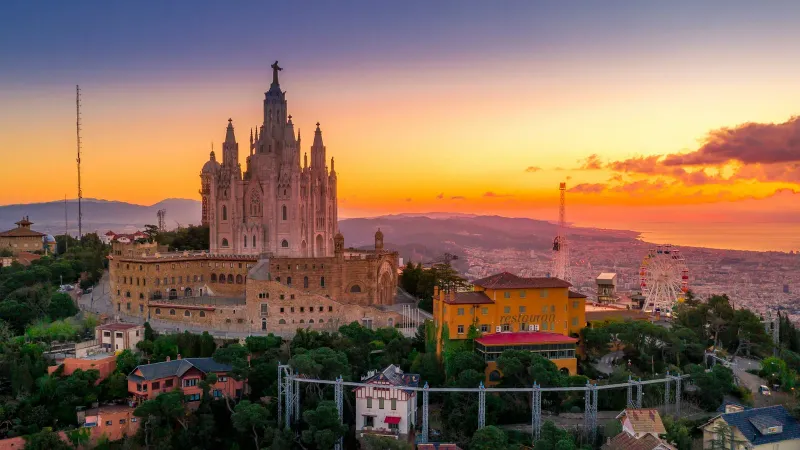 Silhouette de Barcelone au coucher du soleil