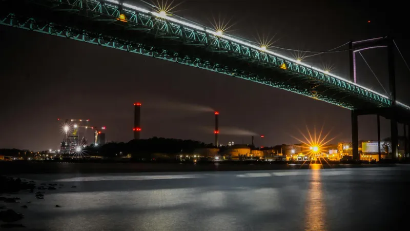 Puente sobre el agua en Gotemburgo de noche