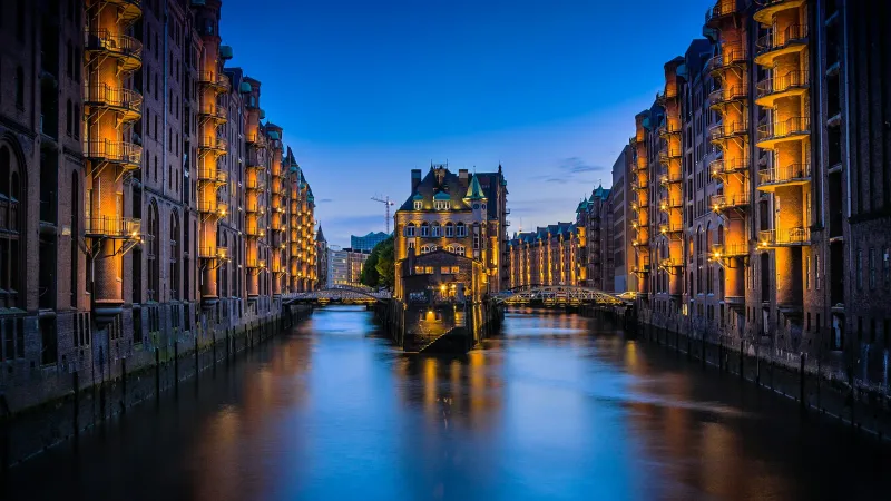Canal du Speicherstadt et entrepôts en briques à Hambourg la nuit