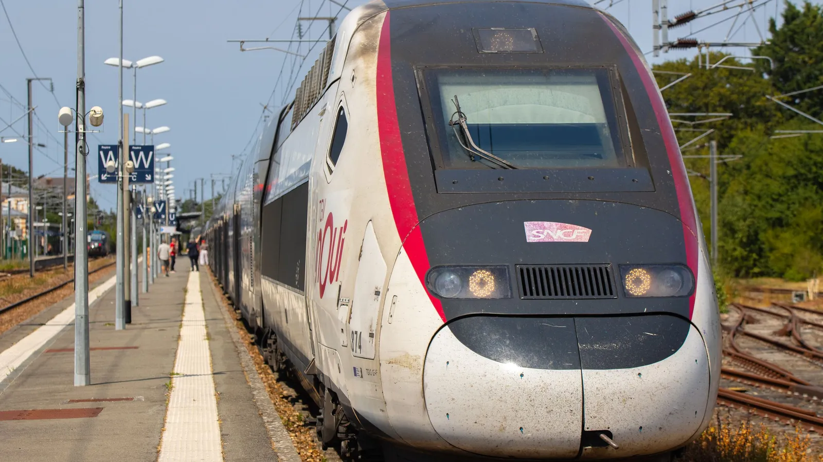 SNCF TGV INOUI-hogesnelheidstrein aan een perron in Frankrijk