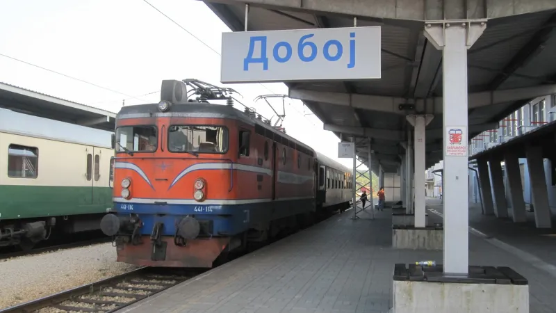 Una locomotiva ŽRS di classe 441 in attesa con il proprio treno alla stazione di Doboj nella Republika Srpska