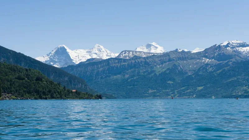 Il lago di Thun e le Alpi svizzere vicino a Interlaken