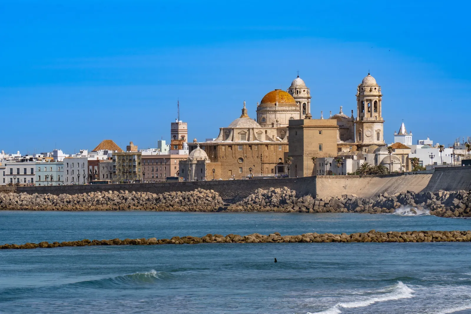 La cattedrale di Cádiz e il lungomare visti dall'acqua