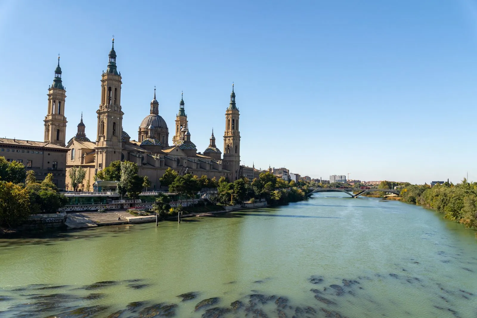 La basilica del Pilar accanto al fiume Ebro a Zaragoza.