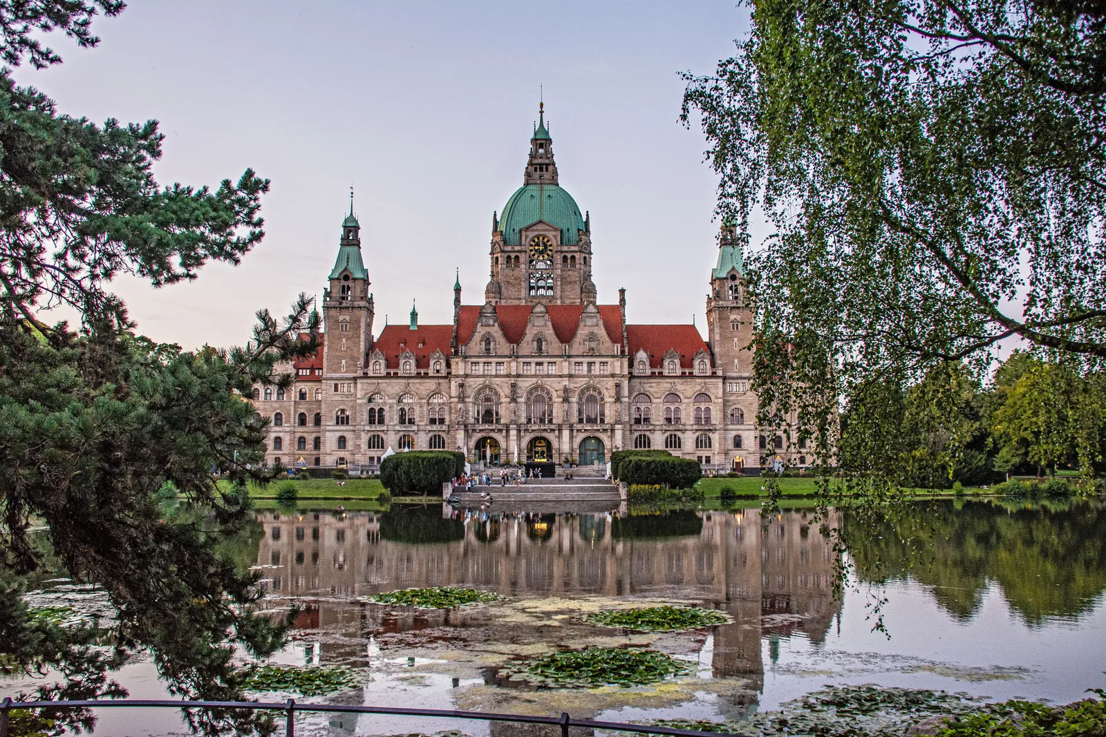 Le Neues Rathaus de Hanovre et son dôme de cuivre vert, qui se reflète dans l'étang du Maschpark