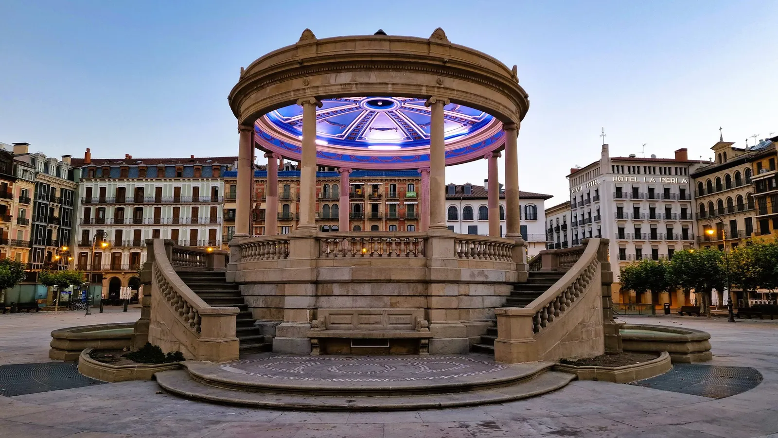 Le kiosque à musique de la Plaza del Castillo à Pamplona au crépuscule