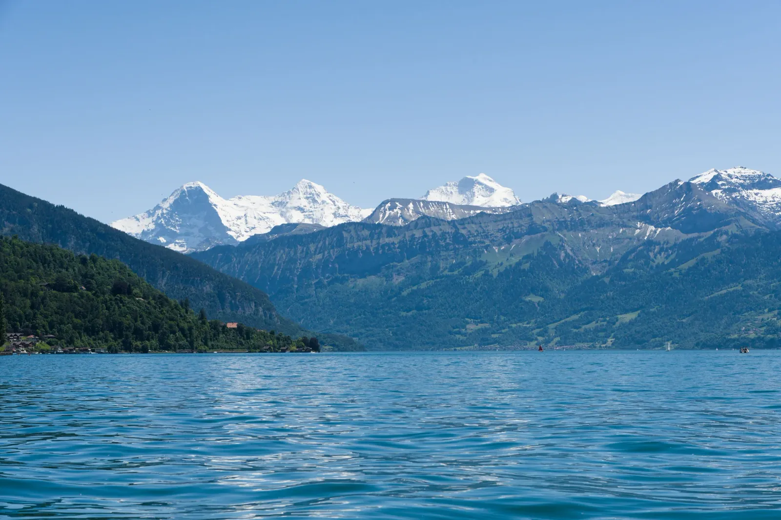 El lago de Thun y los Alpes suizos cerca de Interlaken