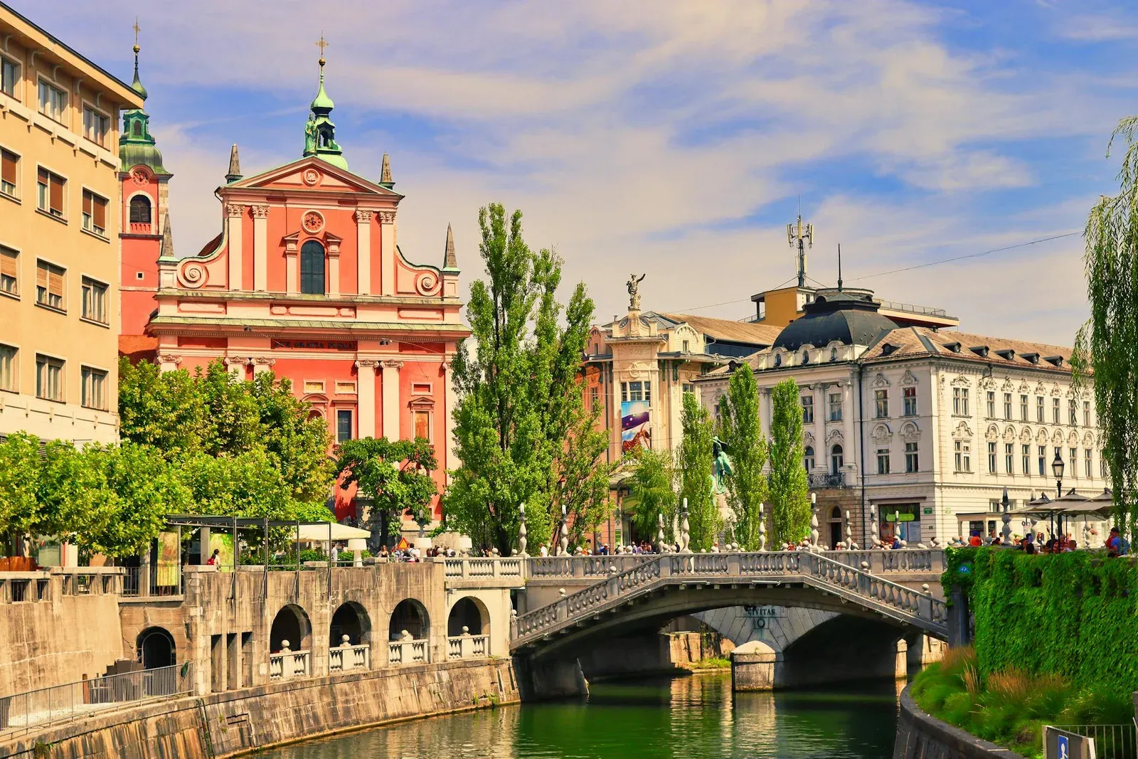 Rivier in Ljubljana en roze kerk