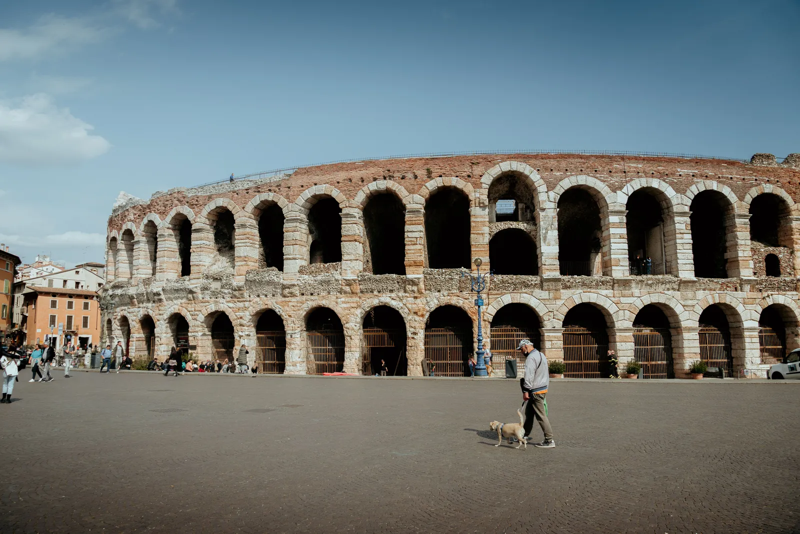 L'amphithéâtre romain des Arènes de Vérone vu depuis la Piazza Bra par temps dégagé