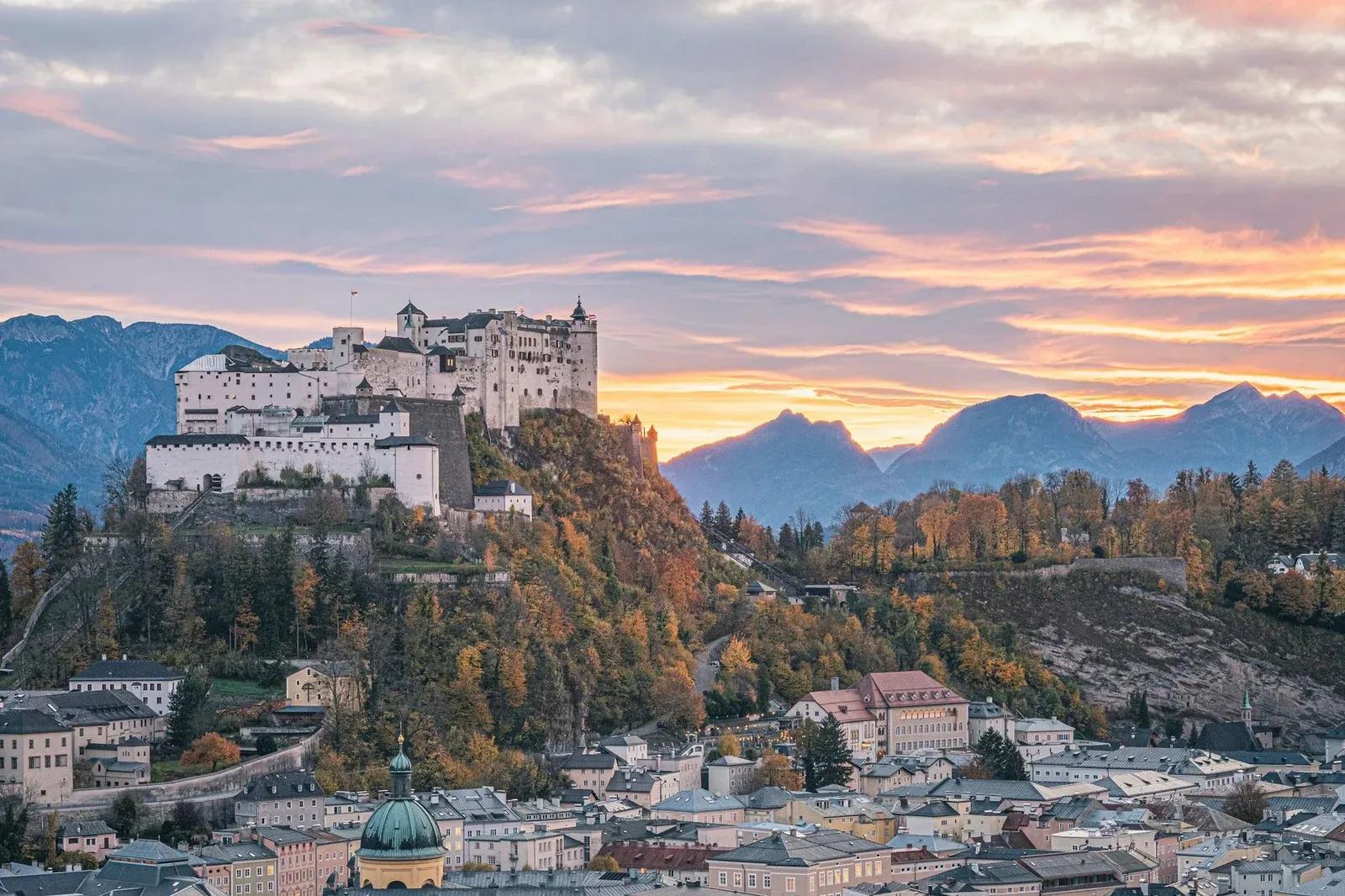 Vesting Hohensalzburg boven Salzburg bij zonsondergang