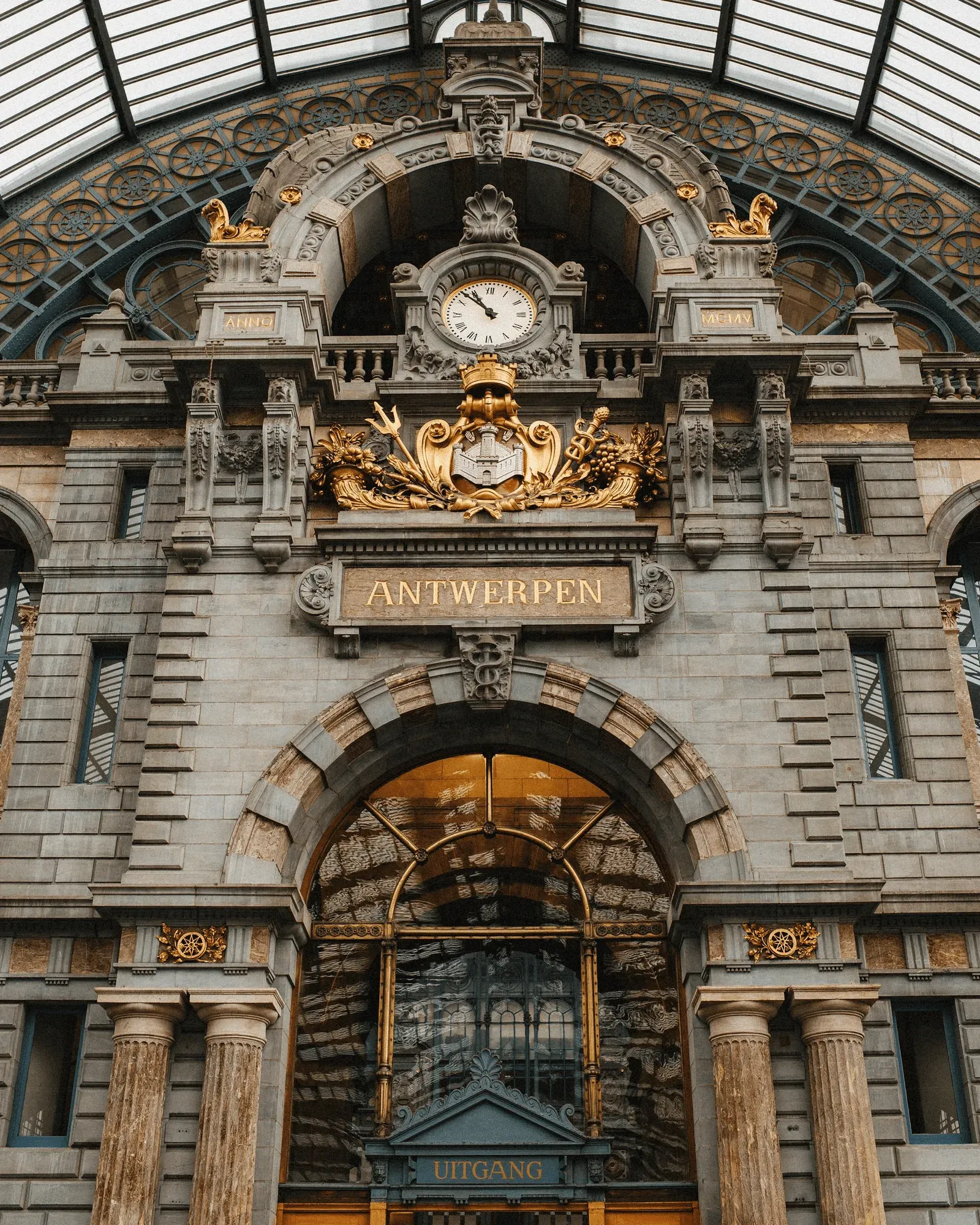 Gevel van Antwerpen-Centraal met sierlijke klok en gouden details