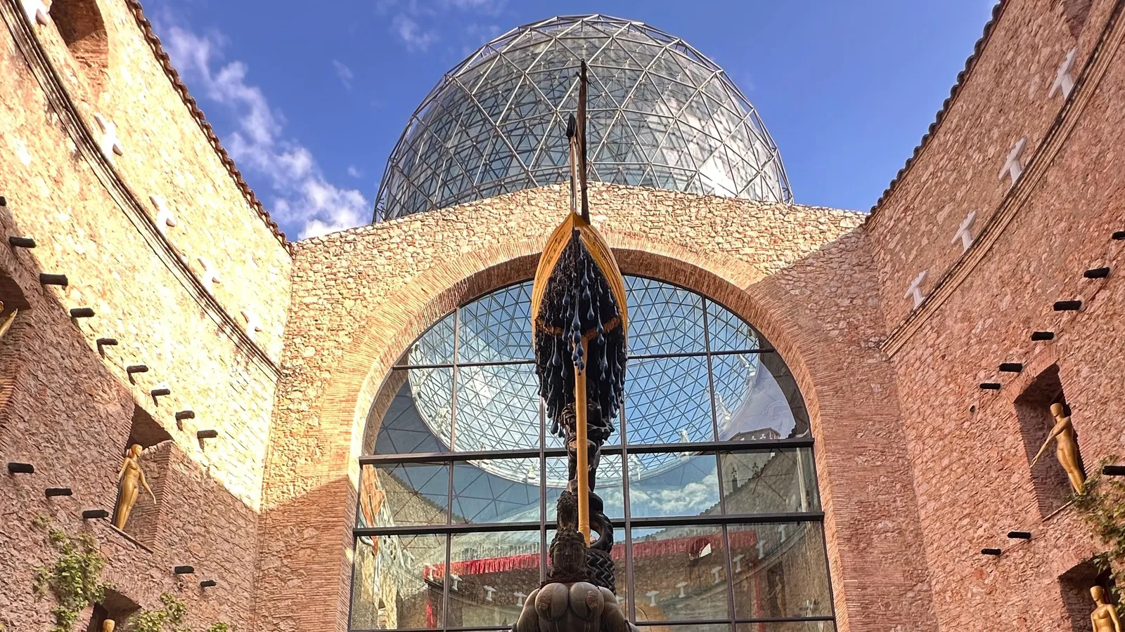 La cupola di vetro e la parete vetrata ad arco sopra il cortile del Teatro-Museo Dalí a Figueres