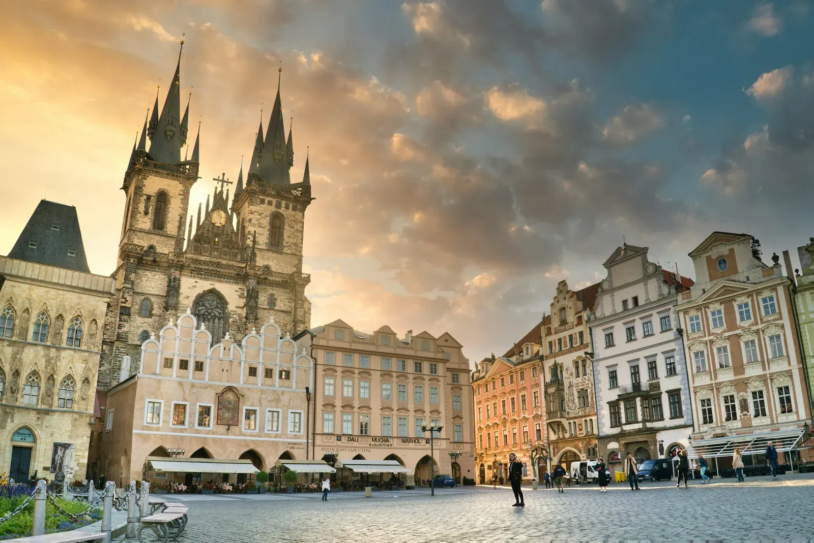 Oude Stadsplein en Týnkerk in Praag