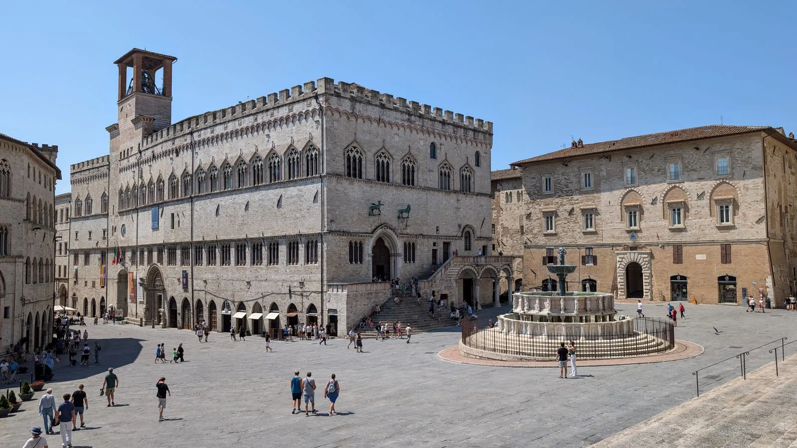 Fontana Maggiore et Palazzo dei Priori sur la Piazza IV Novembre à Pérouse.