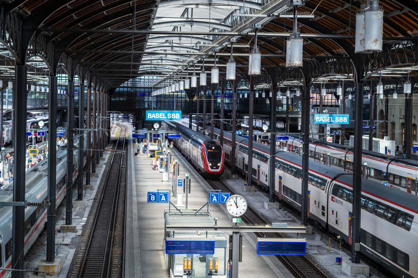 Trenes en los andenes bajo la cubierta abovedada de la estación de Basilea SBB