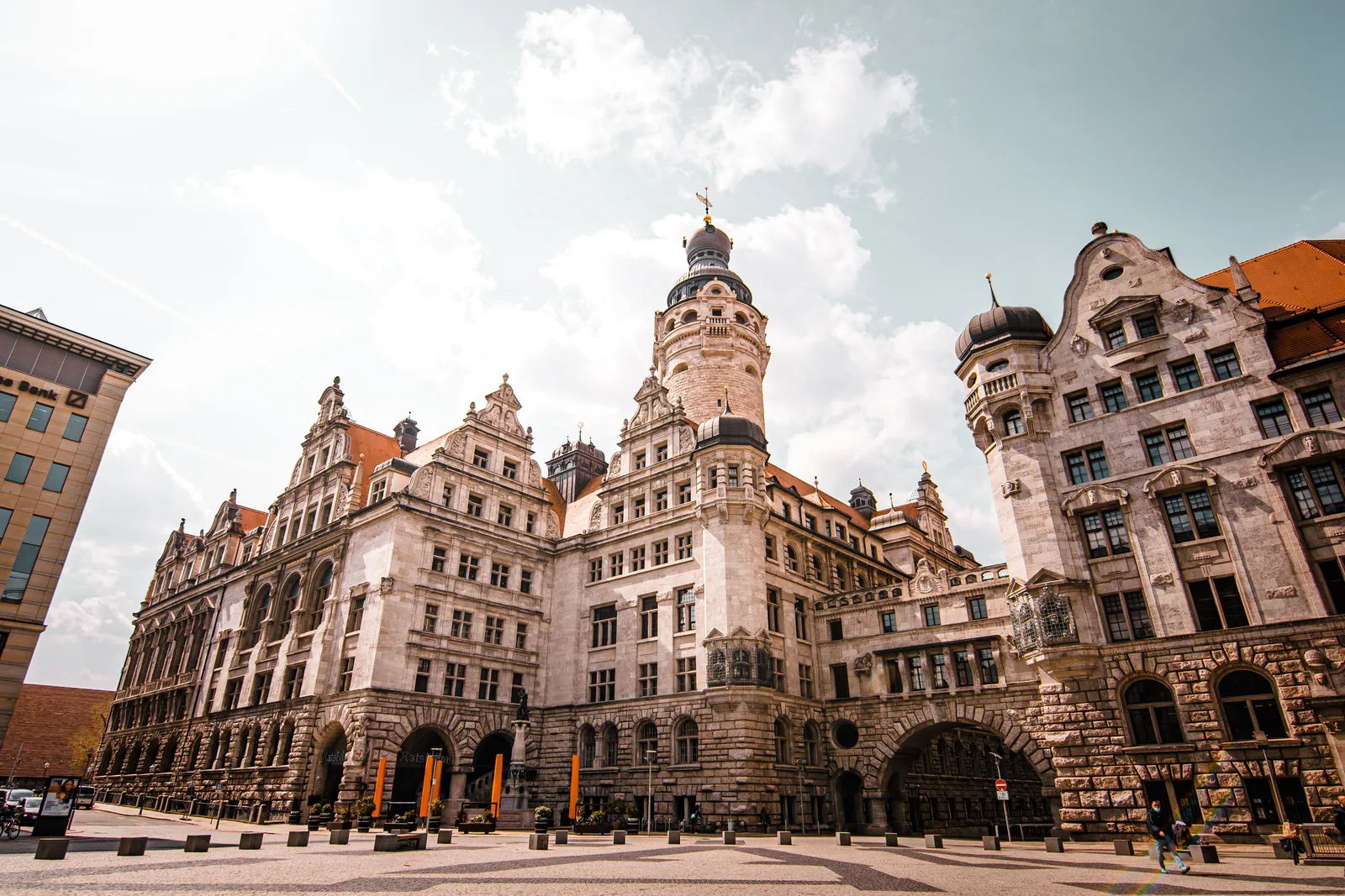 Il Neues Rathaus di Lipsia, un grande municipio storico con torre centrale, visto dalla sua piazza acciottolata